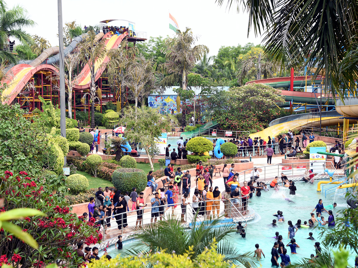 summer effect huge crowd jalavihar hyderabad photos9