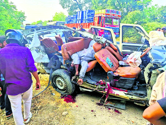 రక్తమోడుతున్న రోడ్లు1