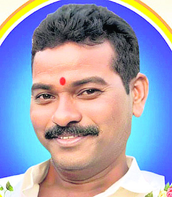 ధాన్యం కుప్ప వద్ద కుప్పకూలిన రైతు2