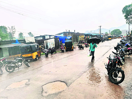 ఈదురు గాలులు వడగళ్ల వర్షం2