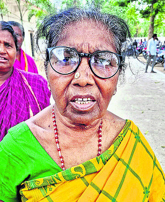 డీ పట్టాభూముల ఆక్రమణపై దళితుల ఆగ్రహం 3