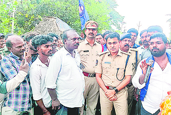అంబేడ్కర్ విగ్రహానికి అవమానం 1