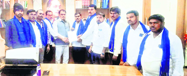 సీఐపై ఎస్సీ, ఎస్టీ కమిషన్ చైర్మన్కు ఫిర్యాదు1