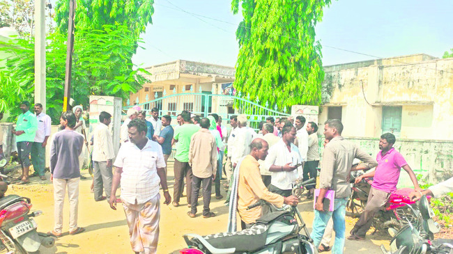 సొసైటీకి తాళం వేసిన రైతులు 1