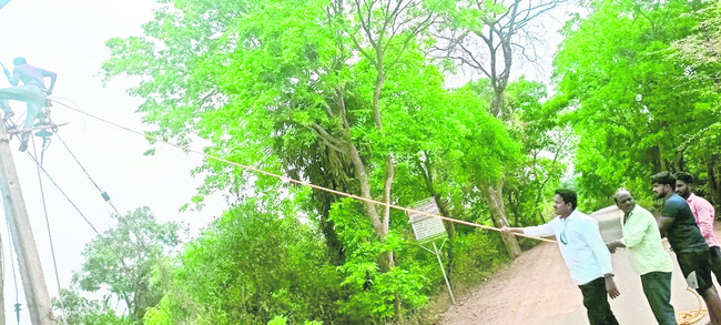 ఈదురుగాలుల బీభత్సం 1