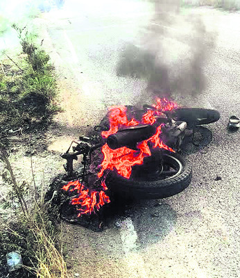 ఎదురెదురుగా ద్విచక్ర వాహనాలు ఢీ 1