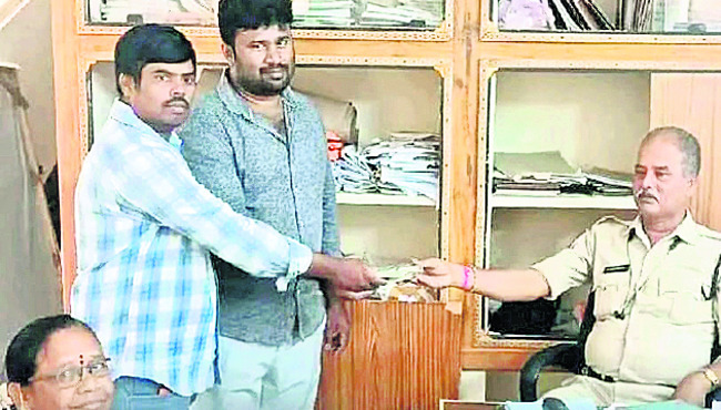 పోగొట్టుకున్న సొమ్ము అప్పగింత 1