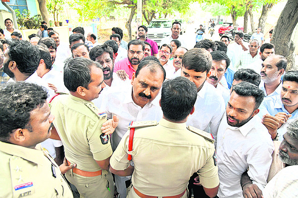 సిండికేట్‌.. అ‘ధర’హో!
3
