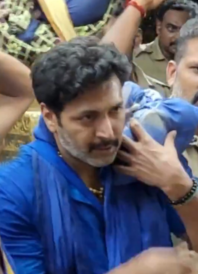 Karthi visits Sabarimala Ayyappa temple16