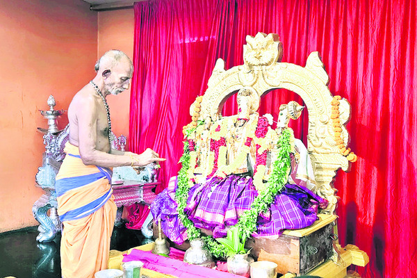 రామయ్యకు సువర్ణ తులసీ అర్చన2