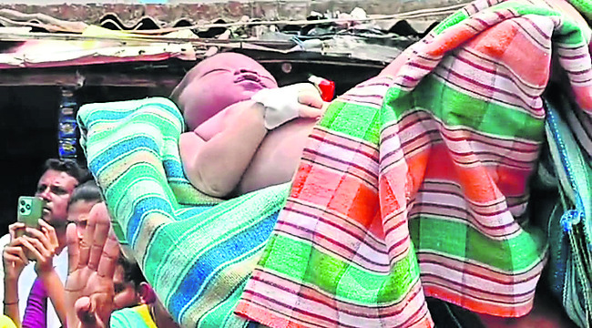 వైద్యుల నిర్లక్ష్యంతో శిశువు మృతి1