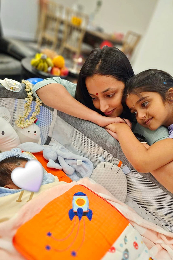 Actress Srinidhi Shetty picks up and plays with her baby Photos Viral11