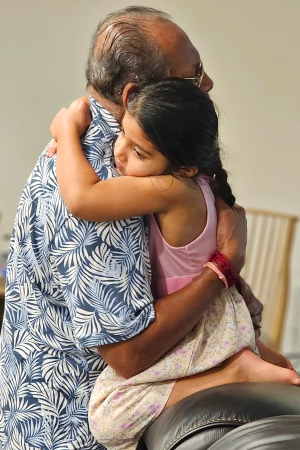 Actress Srinidhi Shetty picks up and plays with her baby Photos Viral15