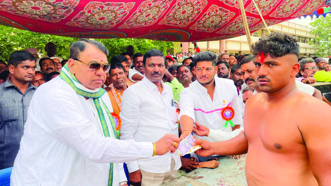 రసవత్తరంగా కుస్తీ పోటీలు1