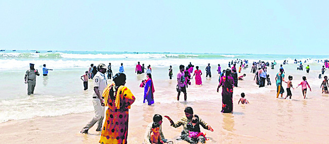 తీరంలో సందడే...సందడి 1
