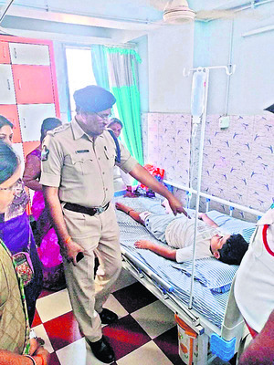 మద్యం మత్తులో స్కూల్ ఆటో డ్రైవర్ బీభత్సం 1