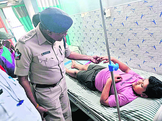 మద్యం మత్తులో స్కూల్ ఆటో డ్రైవర్ బీభత్సం 2