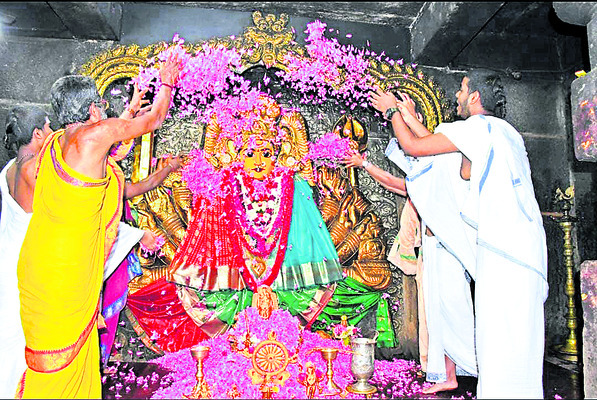భద్రకాళి అమ్మవారికి పుష్పార్చన1