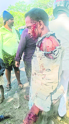 వలస కూలీల ఆటోను ఢీకొన్న ప్రైవేటు బస్సు 2