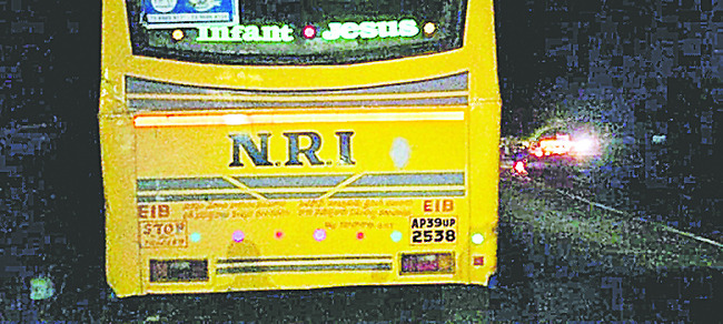 వలస కూలీల ఆటోను ఢీకొన్న ప్రైవేటు బస్సు 1