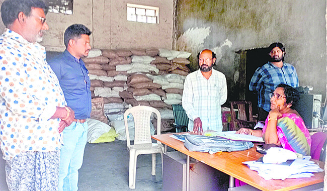 పౌరసరఫరాల గోదాము పరిశీలన2