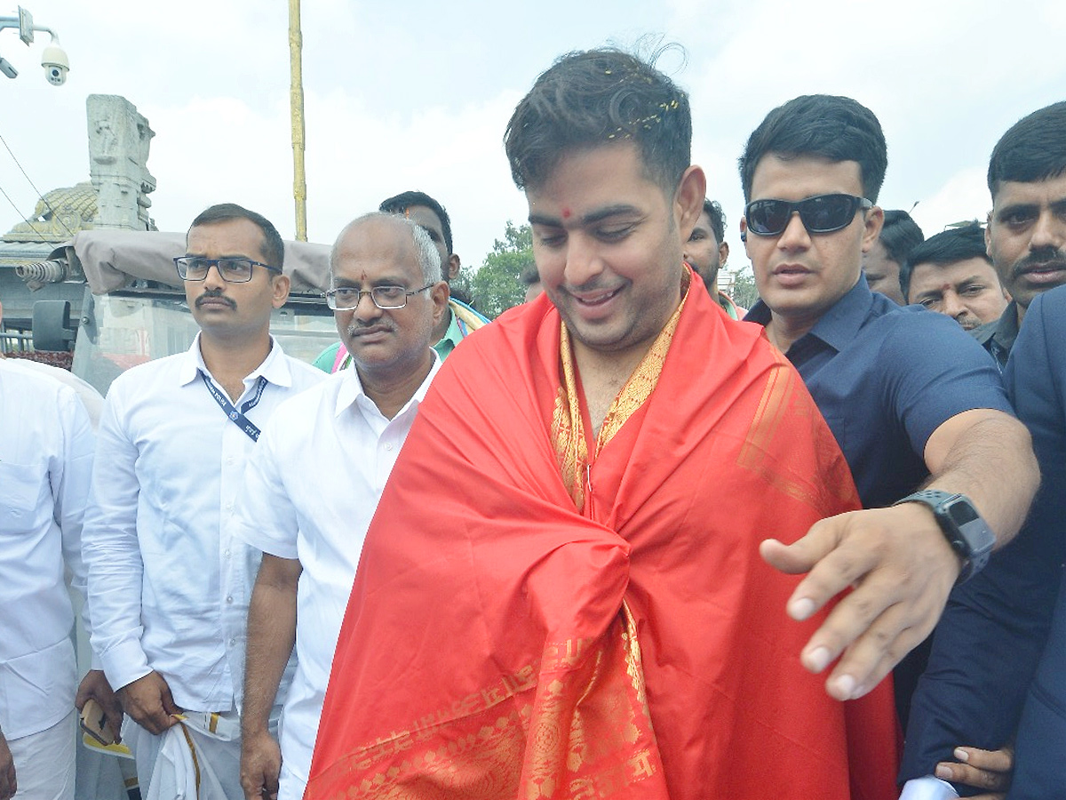 Akash Ambani offered prayers at Tirupati Balaji Temple and visited Goshala in Tirumala Photos5