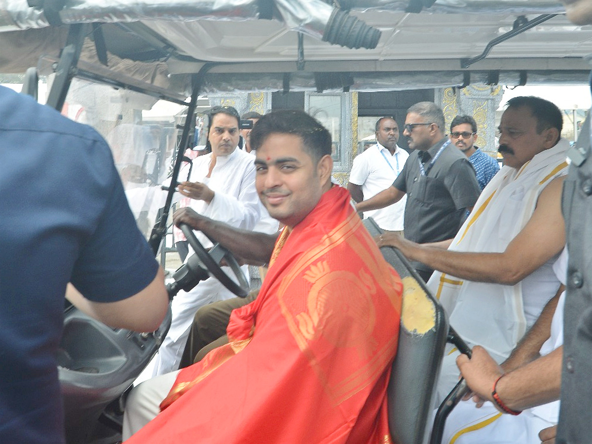 Akash Ambani offered prayers at Tirupati Balaji Temple and visited Goshala in Tirumala Photos7