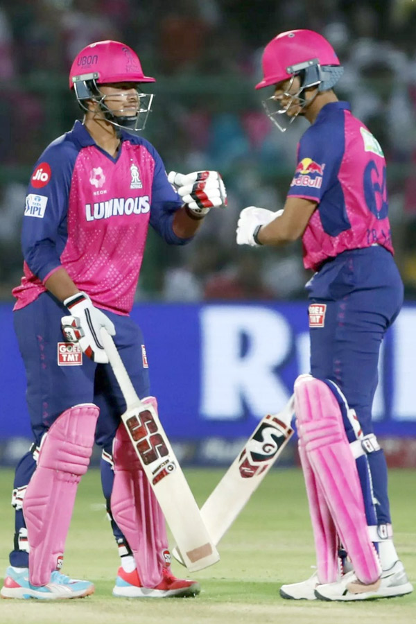 14-year old Vaibhav Suryavanshi smashes His first IPL Delivery for SIX Photos10