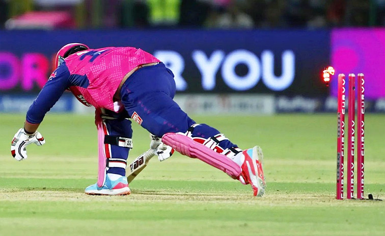 14-year old Vaibhav Suryavanshi smashes His first IPL Delivery for SIX Photos3