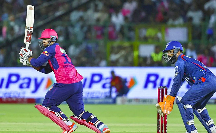 14-year old Vaibhav Suryavanshi smashes His first IPL Delivery for SIX Photos4