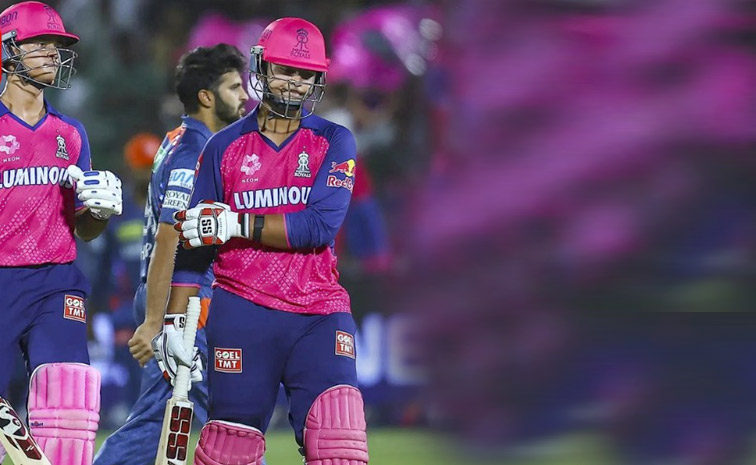 14-year old Vaibhav Suryavanshi smashes His first IPL Delivery for SIX Photos5