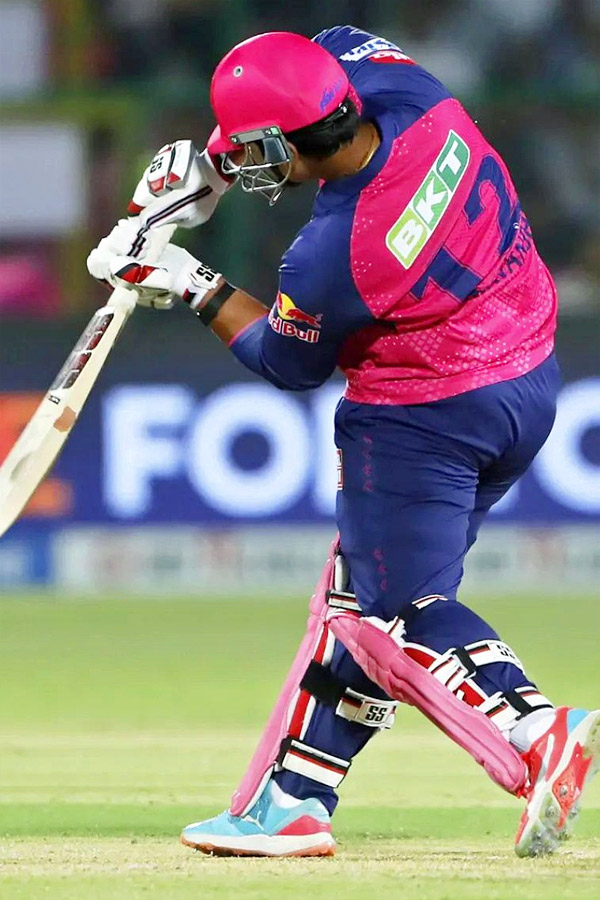 14-year old Vaibhav Suryavanshi smashes His first IPL Delivery for SIX Photos9