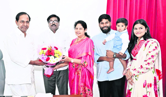 కేసీఆర్ను కలిసిన పువ్వాడ కుటుంబం1
