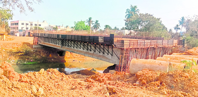 చిక్కుముడిగా వంతెన నిర్మాణం 1