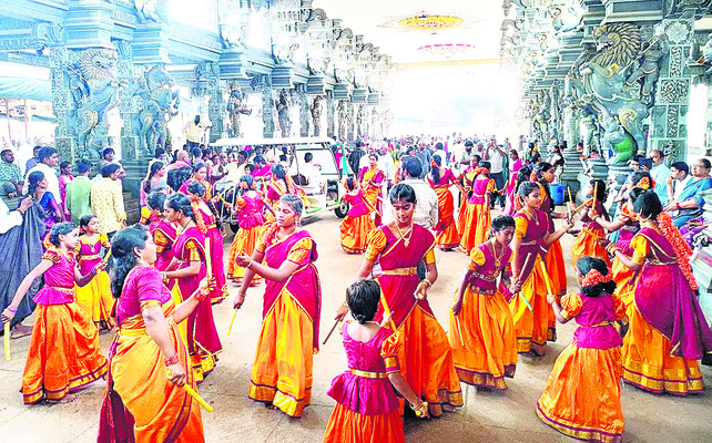శ్రీవారి క్షేత్రంలో పోటెత్తిన భక్తులు 1