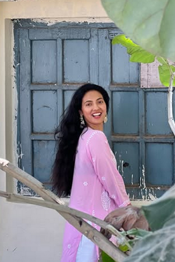 Meet Patanis Beautiful Sister Khushboo Who worked The Indian Army4