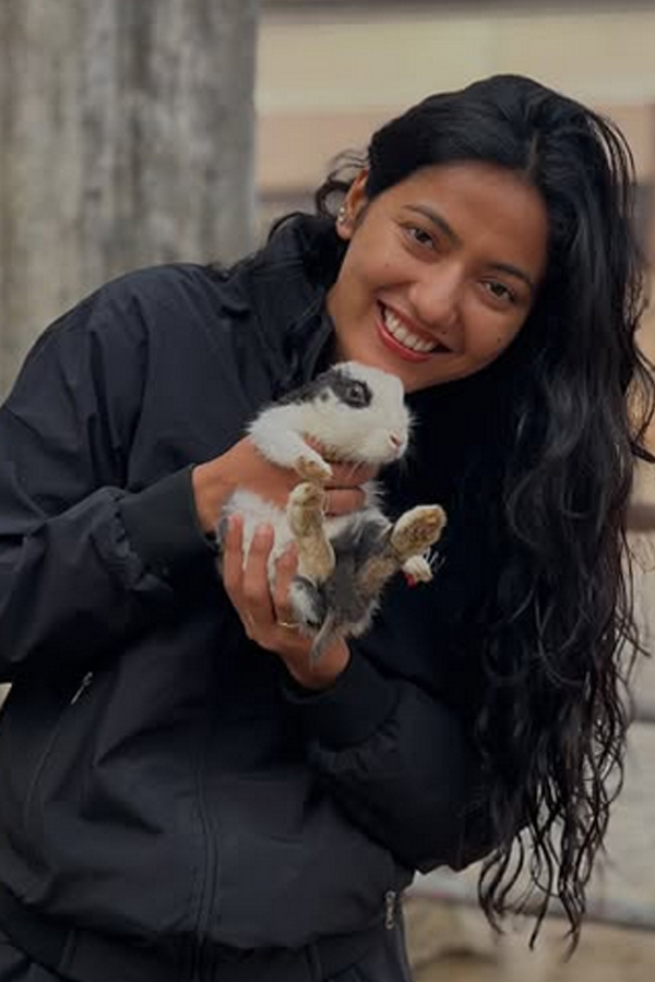 Meet Patanis Beautiful Sister Khushboo Who worked The Indian Army7