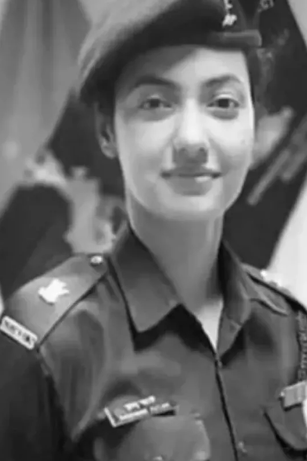 Meet Patanis Beautiful Sister Khushboo Who worked The Indian Army13