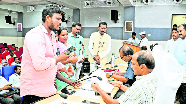 వినతుల వెల్లువ1
