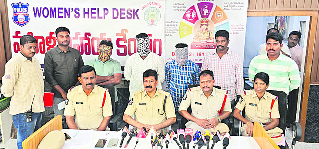 ఎలక్ట్రిక్ బైక్ దొంగలు ముగ్గురు అరెస్టు 1
