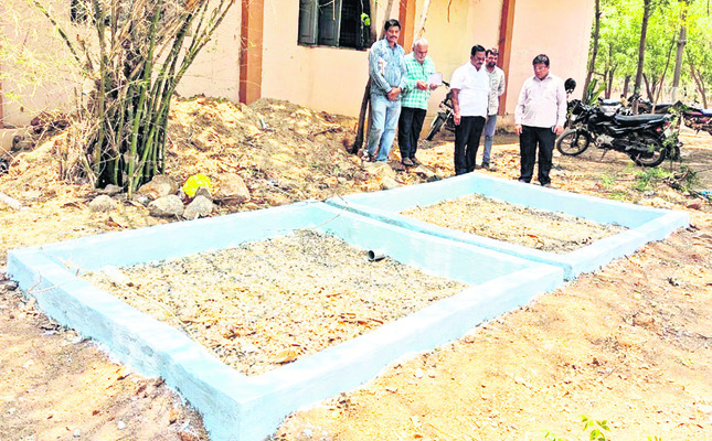 లక్ష్యం మేరకు ఉపాధి పనులు చేపట్టాలి
1