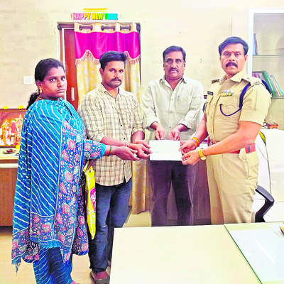 పోలీసు కుటుంబానికి ఆర్థిక సాయం 1