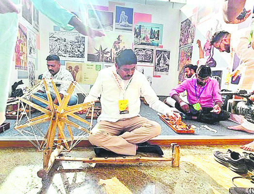 చీమల్దరిని ఆదర్శంగా తీసుకోవాలి
1