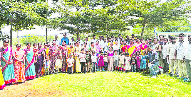 చీమల్దరిని ఆదర్శంగా తీసుకోవాలి
2