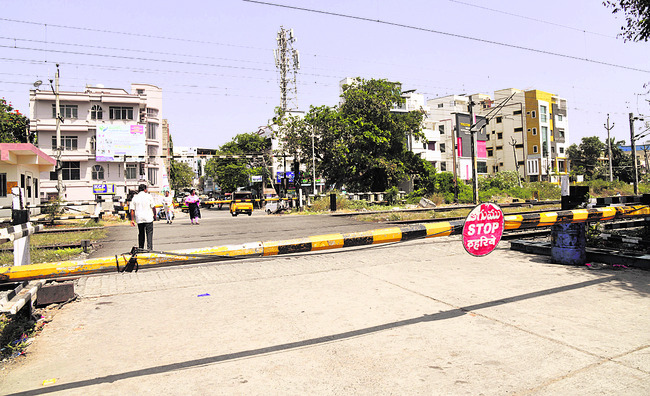 నరకం చూపిస్తున్న రైల్వే గేట్లు 1