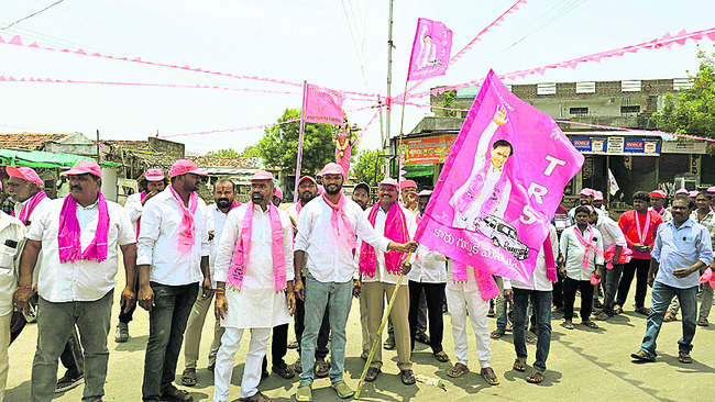 రజతోత్సవానికి వెళ్లిన బీఆర్ఎస్ నాయకులు3