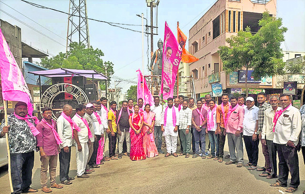 రజతోత్సవానికి వెళ్లిన బీఆర్ఎస్ నాయకులు1