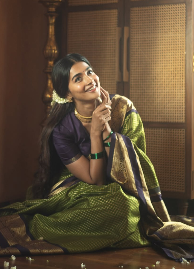 Pooja Hegde in a 70-year-old grandmother's saree photos5