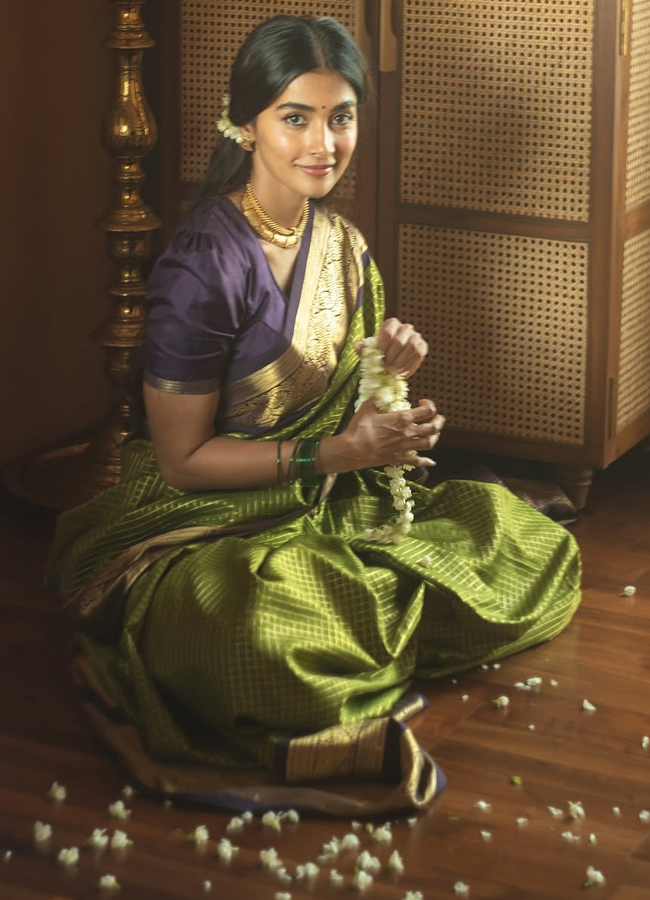Pooja Hegde in a 70-year-old grandmother's saree photos6