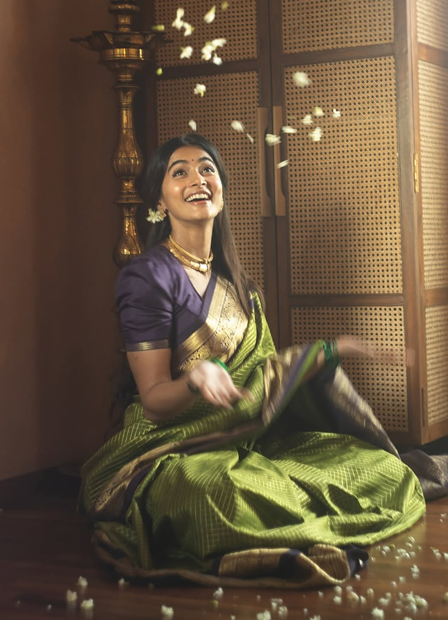 Pooja Hegde in a 70-year-old grandmother's saree photos8